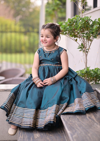 Seerat SHIREEN girls teal luxury raw silk peplum and lehenga set
Detailed hand-crafted Adda work on Seerat SHIREEN teal peplum
Breathtaking 10-yard flare on Seerat SHIREEN teal raw silk lehenga