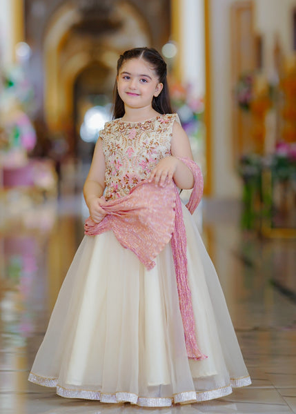 Seerat EZZA girls off-white tissue choli and silk lehenga set
Detailed hand-crafted Adda work on Seerat EZZA tissue choli
Full silhouette of Seerat EZZA multi-layered silk lehenga