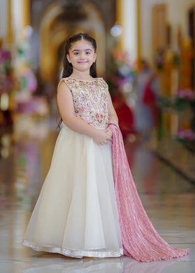 Seerat EZZA girls off-white tissue choli and silk lehenga set
Detailed hand-crafted Adda work on Seerat EZZA tissue choli
Full silhouette of Seerat EZZA multi-layered silk lehenga