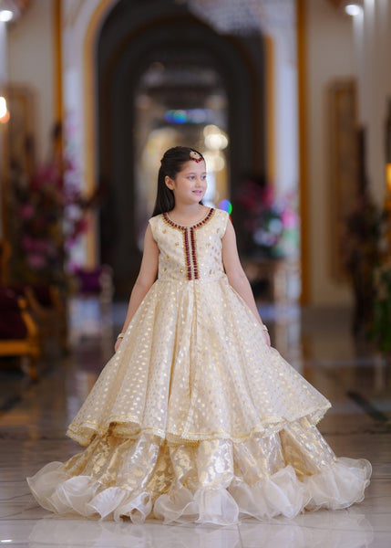 Seerat GULAAL girls off-white tissue banarasi lehenga set front view
Close-up of red stone and Tilla work on Seerat GULAAL bodice
Full 12-yard flare of Seerat GULAAL lehenga