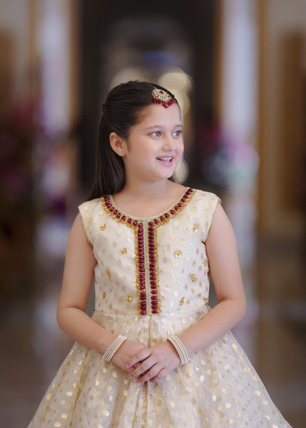 Seerat GULAAL girls off-white tissue banarasi lehenga set front view
Close-up of red stone and Tilla work on Seerat GULAAL bodice
Full 12-yard flare of Seerat GULAAL lehenga